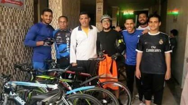فريق دراجات من القاهرة يصل الى منزل محمد صلاح بـ "نجريج" لدعمه قبل مباراة روما.. صور (خبر)