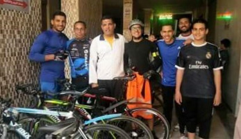 فريق دراجات من القاهرة يصل الى منزل محمد صلاح بـ "نجريج" لدعمه قبل مباراة روما.. صور (خبر)