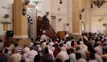 عودة قارئ الجمعة.. «الأوقاف» تنتصر على السلفيين في معركة «البدعة».. عثمان بن عفان صاحب الفكرة.. مصطفى إسماعيل أشهر قراء السورة.. وتهيئة المصلين للخطبة أبرز المكاسب (ريبورتاج)