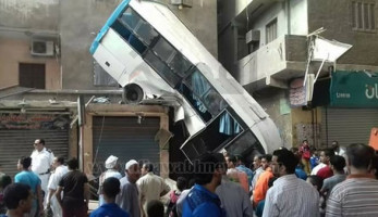 بالصور.. سقوط أتوبيس من أعلى محور صفط اللبن (خبر)