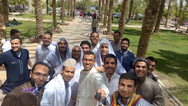 دفعة «المونديال» بصيدلة الأزهر تحتفل بتخرجها بـ «الجلابية الفلاحي».. صور (ريبورتاج)