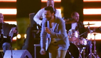 بالفيديو| حمادة هلال ينهار من البكاء بسبب وفاة طفلة في حفل غنائي له  (خبر)