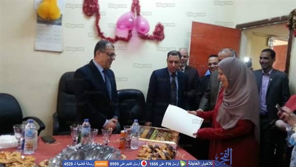 محكمة مدينة نصر تحتفل بتقاعد إحدى الموظفات (خبر)