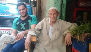 أشهر قارئ جرائد بعزبة خيرالله.. «أُمى» (فيتشر)