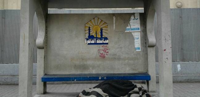 اليافطة بتقول: «محطة أوتوبيس».. والواقع: مأوى للمشردين  (فيتشر)
