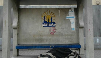 اليافطة بتقول: «محطة أوتوبيس».. والواقع: مأوى للمشردين  (فيتشر)