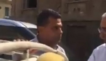 شاهد.. 'علقة ساخنة' من سيدة لسائق تاكسي تحرش بها (فيديو) (خبر)