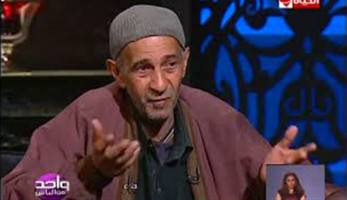 شاهد..حكاية عم سعيد عامل النظافة المهتم بالثقافة والأدب.. فيديو (خبر)