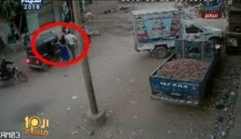 بلطجي يسحل فتاتين أمام المارة في الشارع بالقليوبية (فيديو)