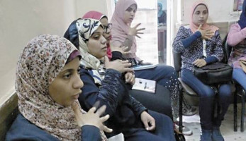 دروس دينية للسيدات بلغة الإشارة: من قدّم شىء بـ«يداه».. التقاه (فيتشر)