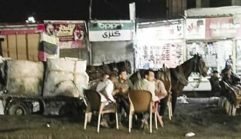 موقف أوتوبيسات.. الصبح للبشر وبالليل لـ«الكارو»: «ينفع كده؟» (فيتشر)