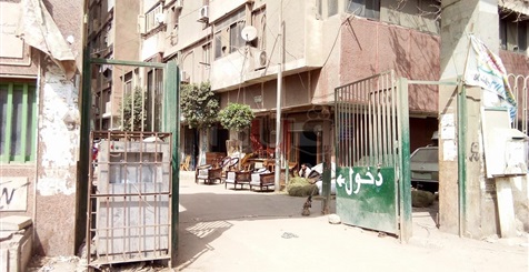 أبواب مدينة «شباب 2» بالجيزة تثير الفتنة بين سكانها.. السكان يرفضون فتح الأبواب الخلفية بسبب البلطجية.. أصحاب المحال: حالنا واقف وننتظر قرار «الدالي».. والمحافظة تدرس الرسم الهندسي (فيديو وصور)  ريبورتاج