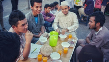 أبناء ماليزيا على موائد الرحمن في الحسين يبحثون عن 'بوبور لامبوء' (معايشة) (فيتشر)