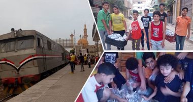 صور .. عائلة بالشرقية تقرر إفطار القطار يوميا فى رمضان.. "ولاد أبوشامة" يقدمون "العصائر والتمر" للمسافرين.. أبوشامة: بدأت من 18 سنة بكيس تمر "والخير كبر".. وأحد الركاب يتبرع بكيس فلوس لشراء العصائر (فيتشر)