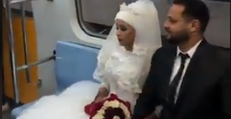 عروسان يحولان عربة مترو لقاعة أفراح بتذكرة 7 جنيهات (فيديو) (فيتشر)