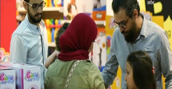 طفلة يتيمة تبكي يوم ميلادها بسبب غياب والدتها.. شاهد رد فعل المصريين (خبر)