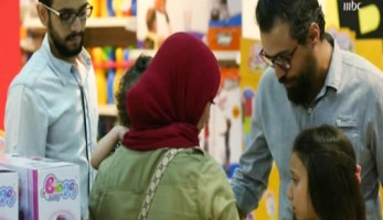طفلة يتيمة تبكي يوم ميلادها بسبب غياب والدتها.. شاهد رد فعل المصريين (خبر)