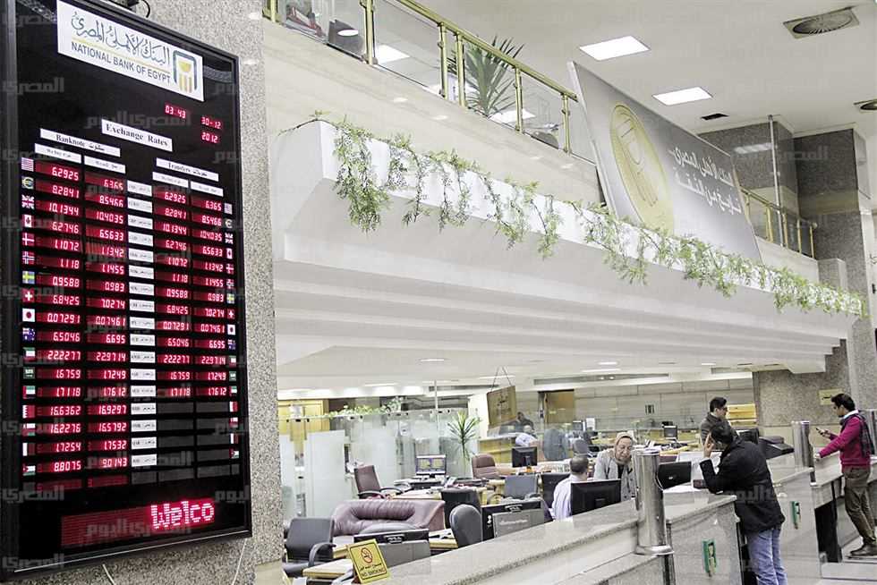 الدولار يلامس 18 جنيهًا بالبنوك.. و«عمرة رمضان» تدفع الريال السعودي للارتفاع | المصري اليوم
