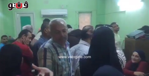 مدير مدرسة القومية يطرد أهالي طالبوه بمستند رسمي للمصروفات (فيديو) (خبر)