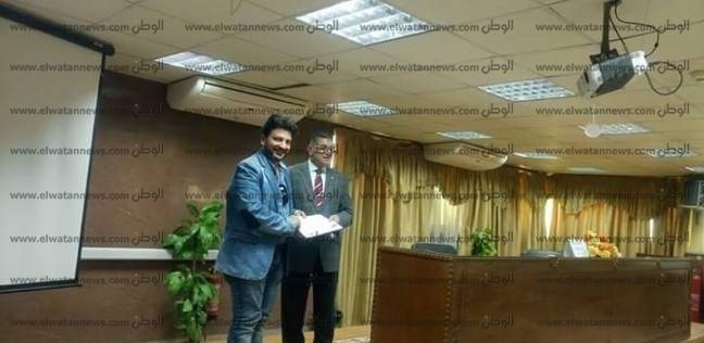 طبيب "الجينز" يعتذر عن منصبه كمدير لمستشفى التأمين الصحي ببني سويف (خبر)