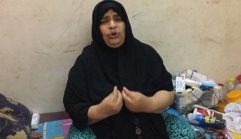 "رضا" مصابة بشلل أطفال: "مديونة لكل الناس ومهددة بالحبس والطرد من الشقة" (ريبورتاج)