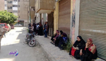 'البلكونات والأشجار' مظلة أولياء أمور طلاب الثانوية العامة أمام اللجان في القليوبية (فيتشر)