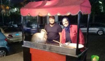 الفول والطعمية «بيتى» والعربية شغال عليها بنات (فيتشر)