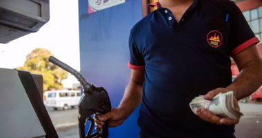 أسعار الوقود فى مصر أقل من دول عربية.. بنزين 92 سعره أرخص من الدول النفطية الكبرى مثل المملكة العربية السعودية والإمارات.. السولار فى عمان أكثر بـ"3 أضعاف" عن القاهرة.. و سعر الخام يتضاعف فى المغرب 6 مرات  - اليوم السابع (ريبورتاج)