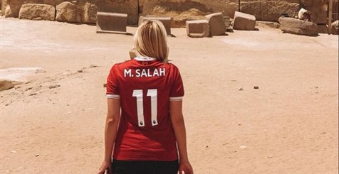 «مهاويس محمد صلاح».. مصري يطبع صوره على كل مستلزماته.. إنجليزي يعتنق الإسلام.. طفل بريطاني يرتدي شعرا ولحية مستعارين للتشبه بصلاح.. وعاشقة النجم تلف العالم بقميصه (صور)