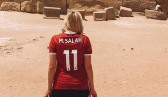 «مهاويس محمد صلاح».. مصري يطبع صوره على كل مستلزماته.. إنجليزي يعتنق الإسلام.. طفل بريطاني يرتدي شعرا ولحية مستعارين للتشبه بصلاح.. وعاشقة النجم تلف العالم بقميصه (صور)