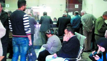 مكتب بريد «المنشية» بالإسكندرية خلال رمضان.. طوابير من السابعة صباحاً وخدمة بطيئة.. والأهالى: «كرهنا نفسنا»
