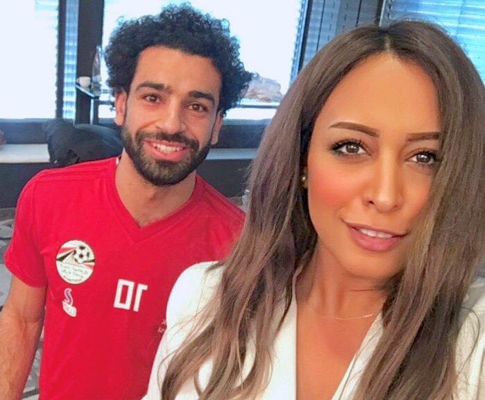 بعد أن أشعلت مواقع التواصل .. مصممة «بدلة لاعبى المنتخب» تكشف سر الزراير الـ6 والحذاء الأبيض