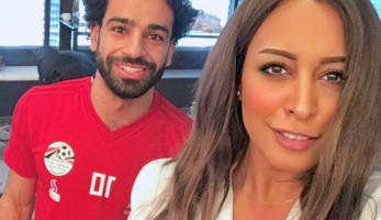 بعد أن أشعلت مواقع التواصل .. مصممة «بدلة لاعبى المنتخب» تكشف سر الزراير الـ6 والحذاء الأبيض