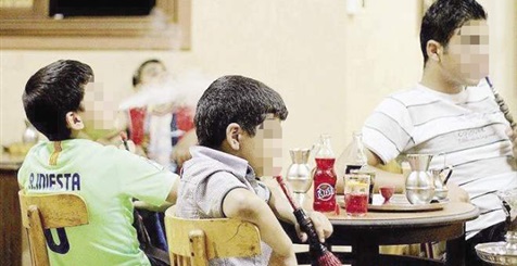 تدخين الأطفال للشيشة في عيون القانون.. محامي ائتلاف الطفل: الحبس عاما لكل من يعرض صغيرا للخطر.. شادي طلعت: سيتم الاكتفاء بغلق المحل لعدة أيام فقط .. و«عبد النبي»: 3 جهات مسئولة