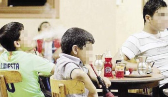 تدخين الأطفال للشيشة في عيون القانون.. محامي ائتلاف الطفل: الحبس عاما لكل من يعرض صغيرا للخطر.. شادي طلعت: سيتم الاكتفاء بغلق المحل لعدة أيام فقط .. و«عبد النبي»: 3 جهات مسئولة