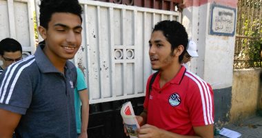 طلاب الثانوية بشبرا يرتدون تيشرت المنتخب: "بنتفائل بيه وهنكسب روسيا" - اليوم السابع