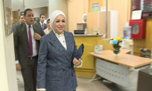 فيديو.. قرينة السيسي تمنح عالم مصريات هدية لا تمنح إلا للرؤساء