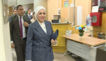 فيديو.. قرينة السيسي تمنح عالم مصريات هدية لا تمنح إلا للرؤساء