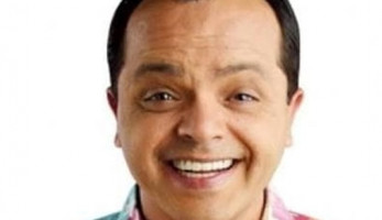محمد هنيدى يمازح المنتخب السعودى عقب هزيمته