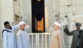 الشمس تصافح وجوه ملوك الفراعنة وتعانق «الكرنك»