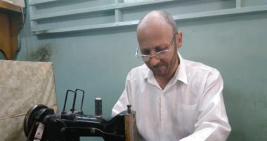 صور.. اطلبوا العلم ولو فى الخمسين.. الأول على الدبلومات الفنية بالتعليم الفندقى "ترزى".. ورث المهنة عن والده وحاصل على 2 بكالوريوس وليسانس.. ووالدته وجيرانه فوجئوا بإعلان اسمه من الأوائل
