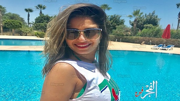 منة فضالي تشعل شاطىء 'مراسي' بفستان أحمر.. ومتابعيها: 'قشطات فلات عسلات' (صور)