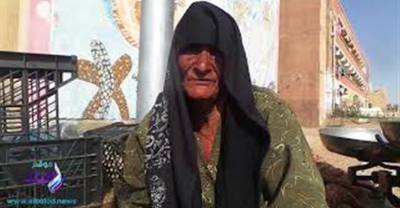 سيدة تتجاوز المائة عام تبيع الفاكهة بطور سيناء..فيديو