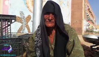 سيدة تتجاوز المائة عام تبيع الفاكهة بطور سيناء..فيديو