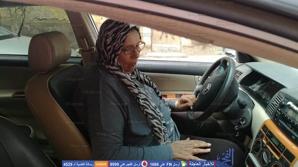 38 عاما على الأسفلت.. رحلة كفاح 'أم وليد' من أجل أبنائها