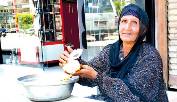 "لساني عودته على شكر الله".. الحاجة سميحة: ربيت ولادي من "حلة الترمس"