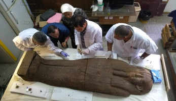 شاهد القطع الأثرية المستردة من إيطاليا أثناء الترميم وبعد العرض (صور)