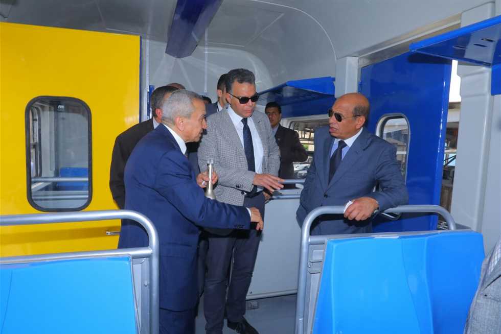 وزير النقل: تطوير 200 عربة قطار بتكلفة 450 مليون جنيه خلال 6 أشهر (صور)