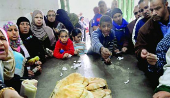 مغتربون جاءوا للعمل فى القاهرة فحرموا من «عيش الحكومة»