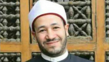 أمين الإفتاء يكشف علة تحريم العطر للمرأة